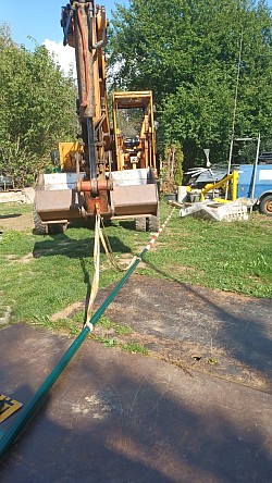 Der Mast wurde wegen seines Hohen eigen gewicht  wurde er mit meinem Bagger und Hilfe Aufgestellt