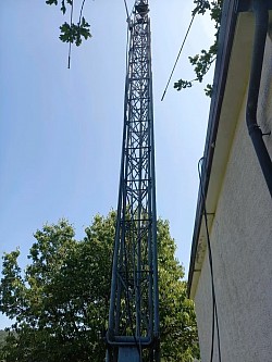 Die Richtantenne daneben auf dem 9 Meter Mast  ist ein Einzelstück